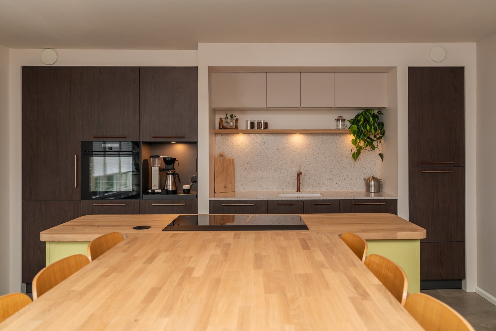 Donkere eik & Terazzino glans - Eiland met tafel - Op kleur gespoten, beeld 2