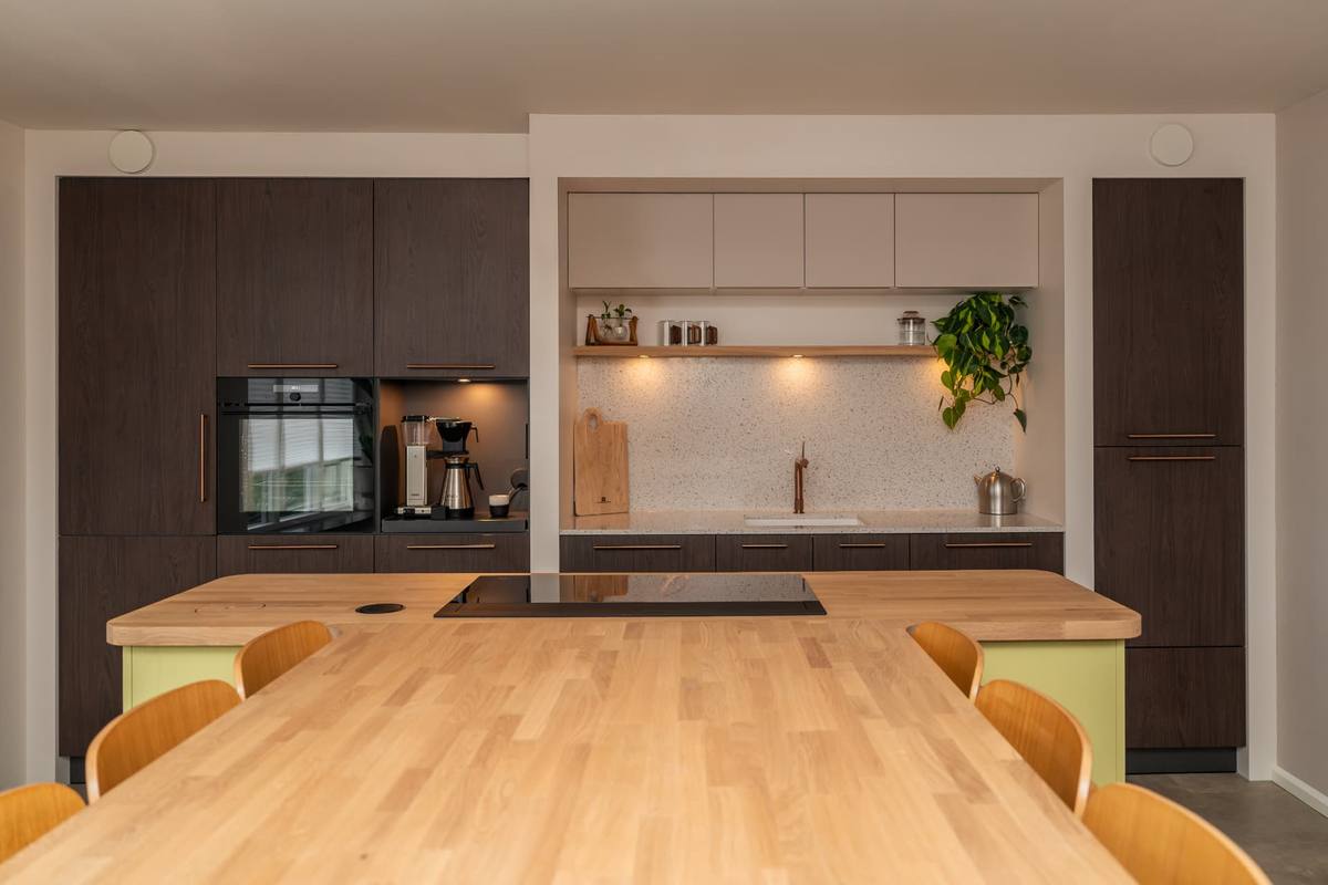 Donkere eik & Terazzino glans - Eiland met tafel - Op kleur gespoten — beeld 2