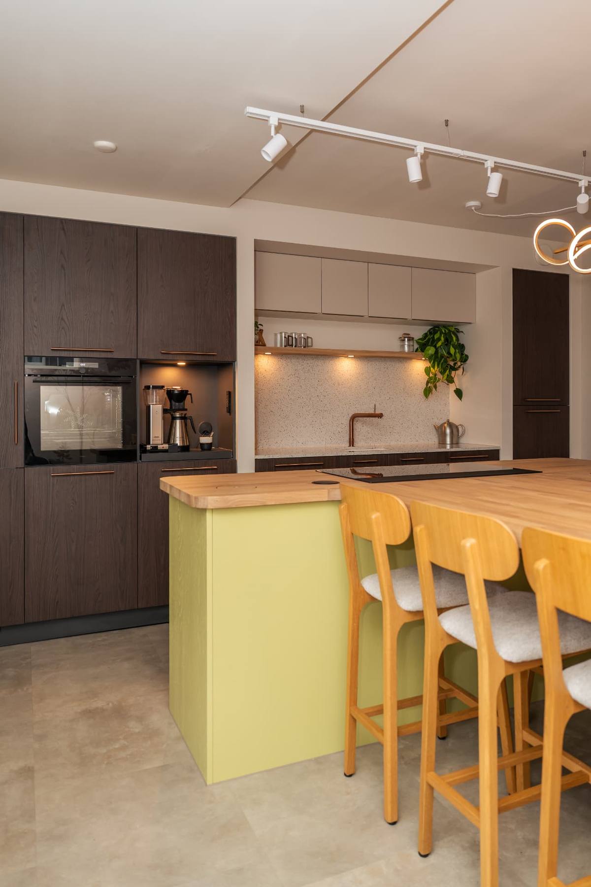 Donkere eik & Terazzino glans - Eiland met tafel - Op kleur gespoten — beeld 1