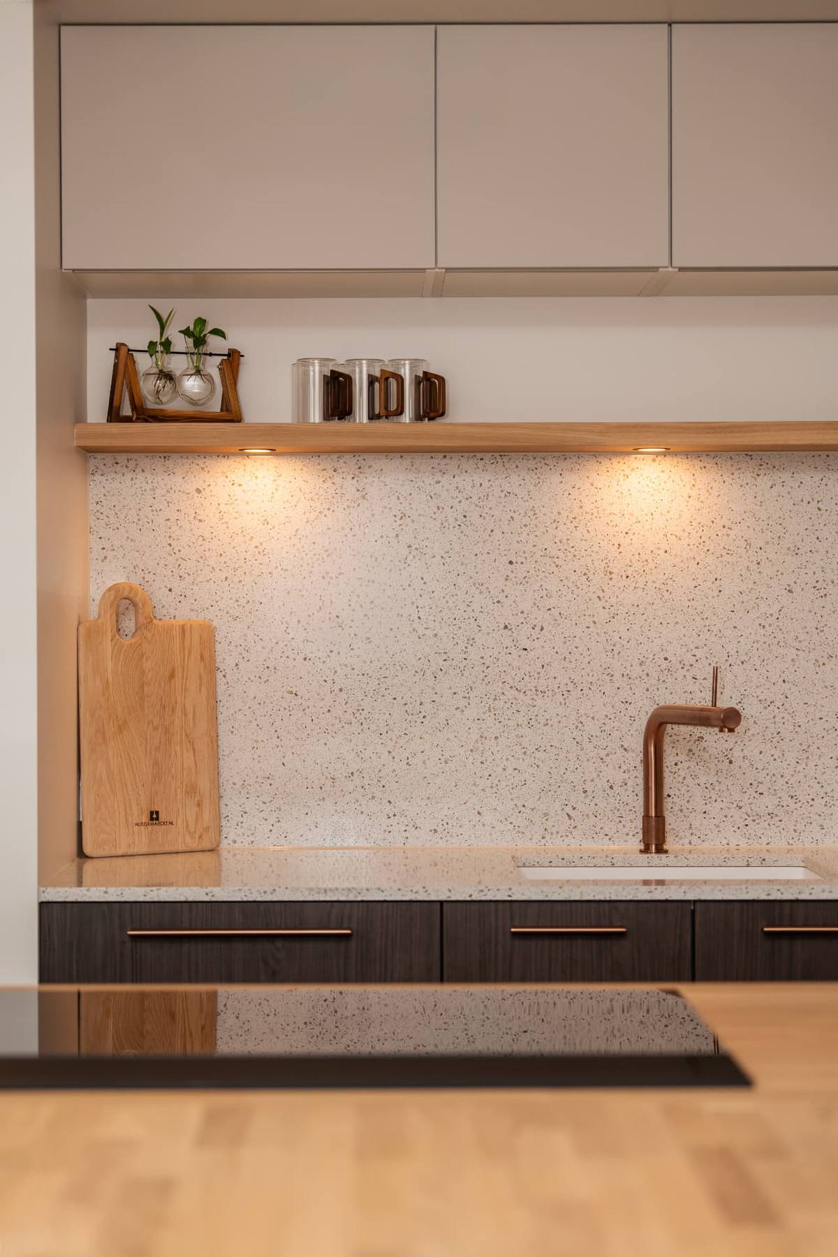 Donkere eik & Terazzino glans - Eiland met tafel - Op kleur gespoten — beeld 3
