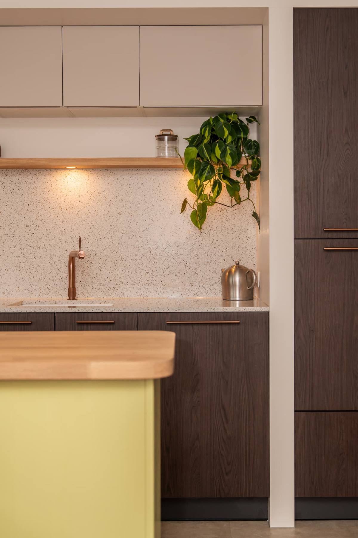 Donkere eik & Terazzino glans - Eiland met tafel - Op kleur gespoten — beeld 4