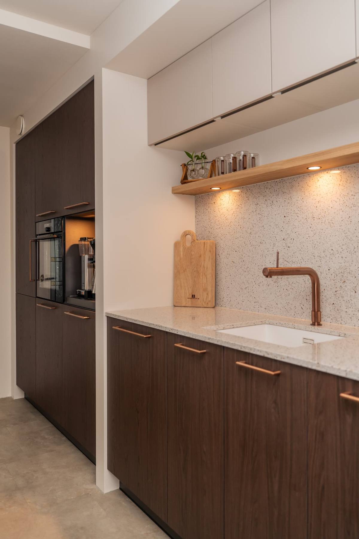 Donkere eik & Terazzino glans - Eiland met tafel - Op kleur gespoten — beeld 5
