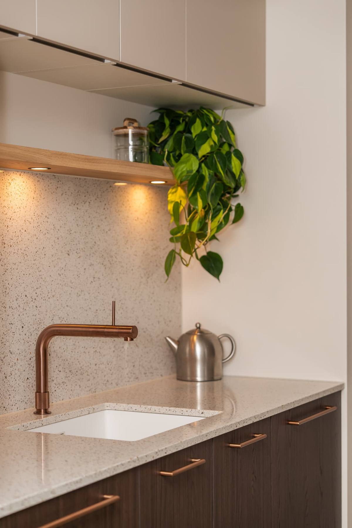 Donkere eik & Terazzino glans - Eiland met tafel - Op kleur gespoten — beeld 8