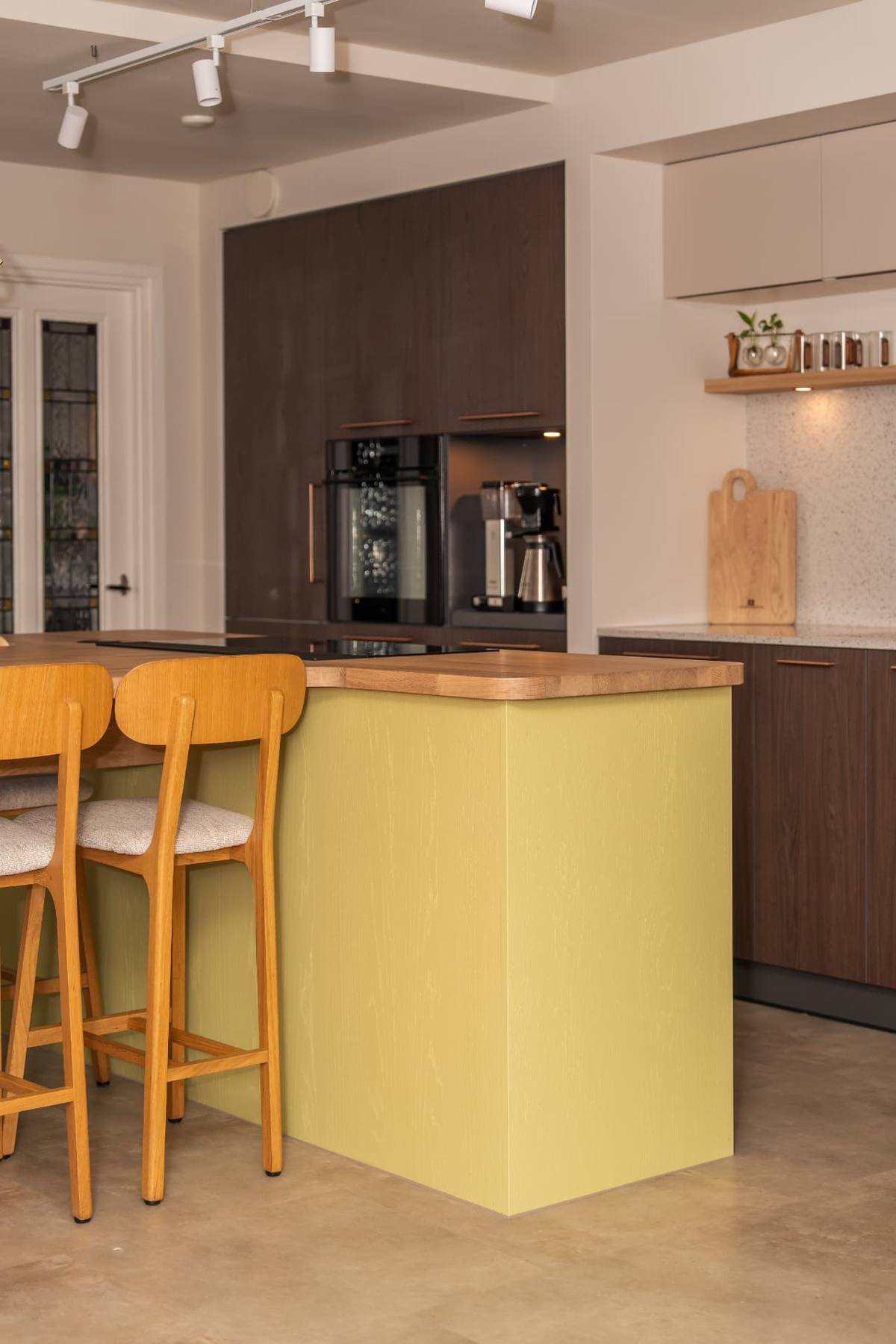 Donkere eik & Terazzino glans - Eiland met tafel - Op kleur gespoten — beeld 10