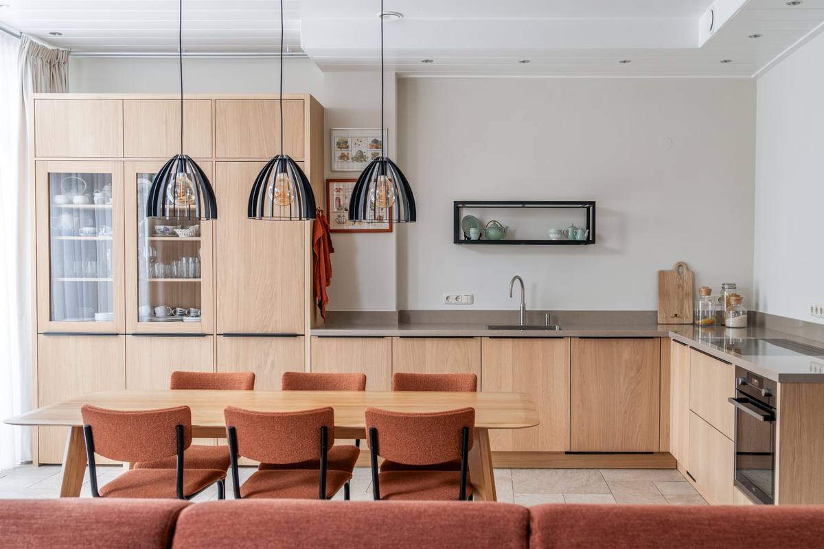Eiken & Coral clay - glazen servieskast — beeld 1