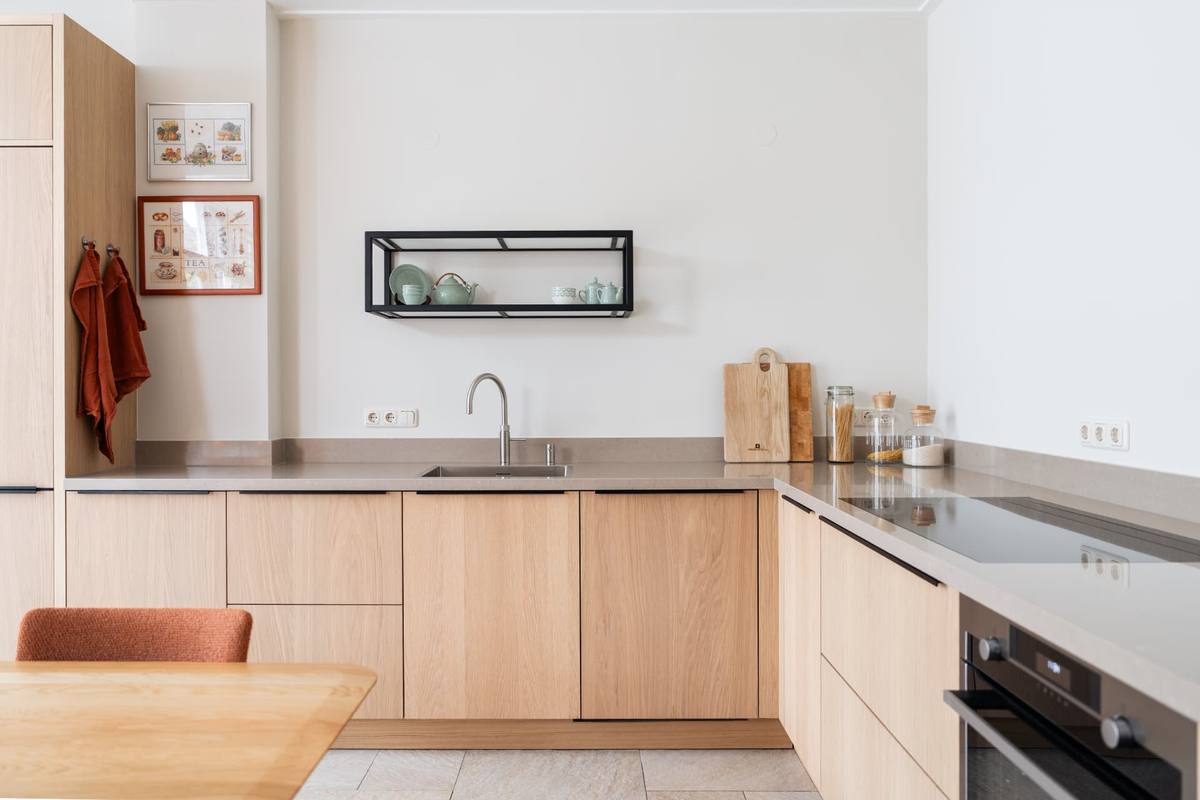 Eiken & Coral clay - glazen servieskast — beeld 2