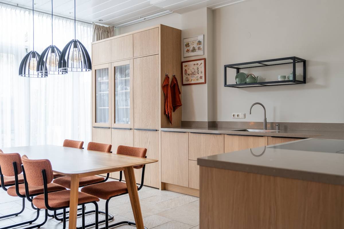 Eiken & Coral clay - glazen servieskast — beeld 3