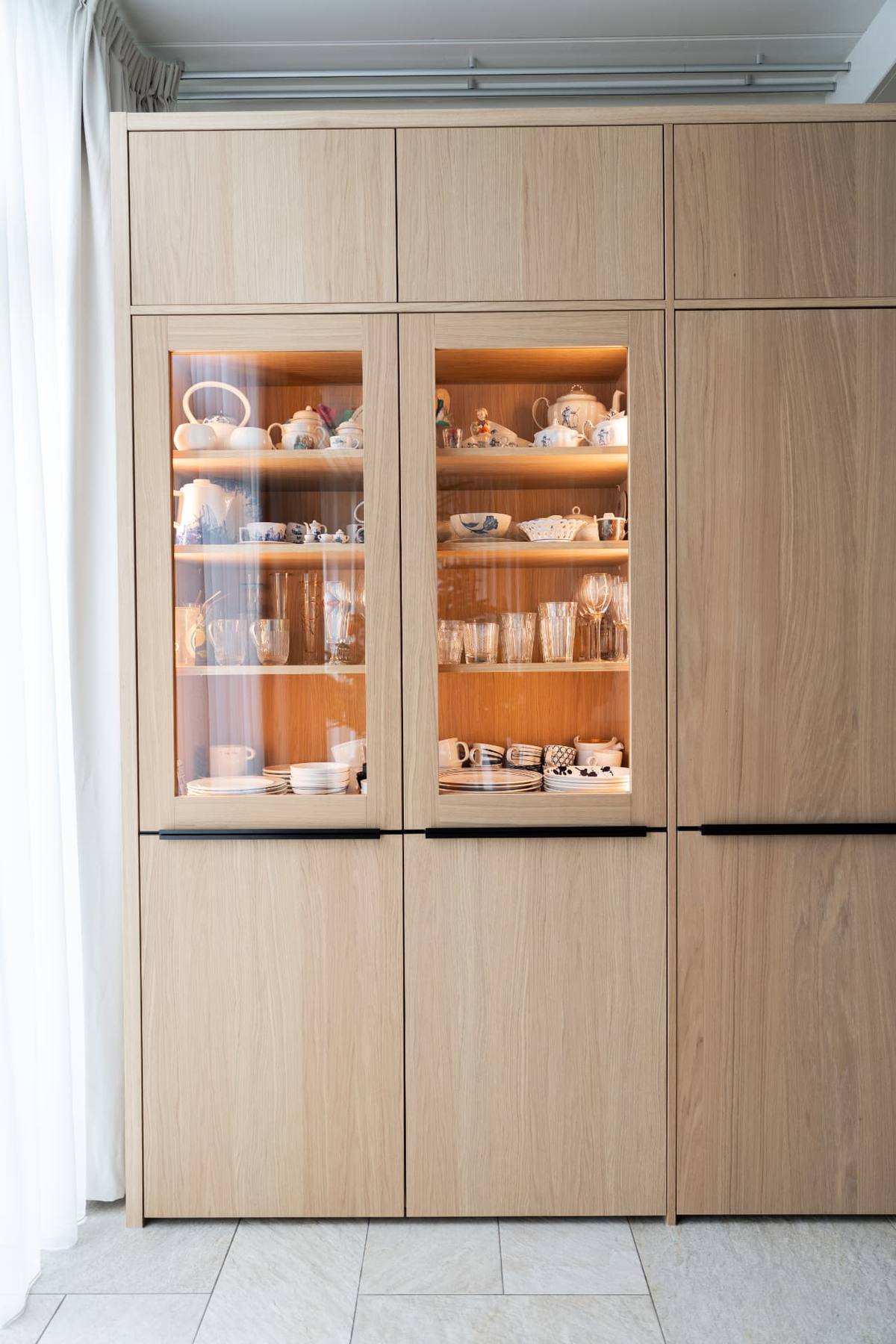 Eiken & Coral clay - glazen servieskast — beeld 5