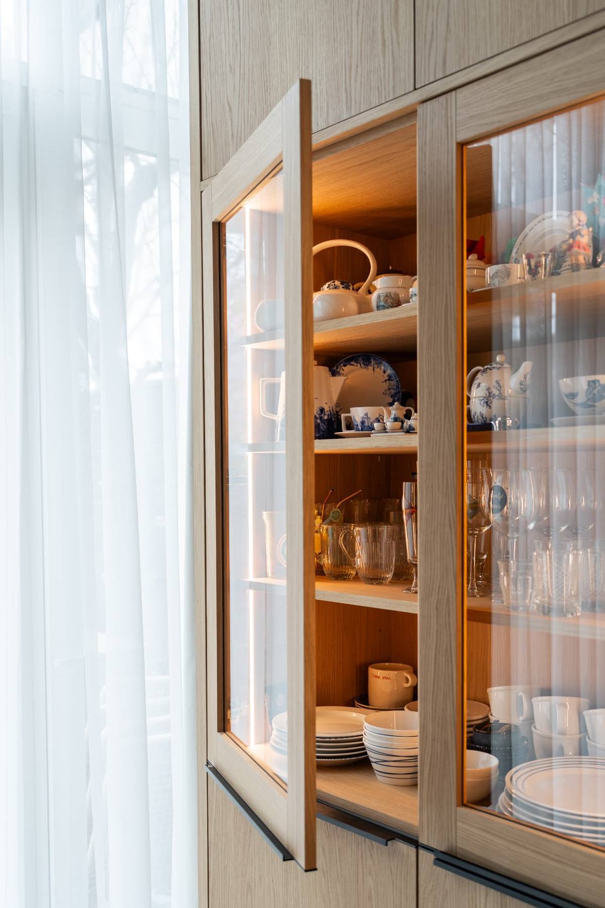 Eiken & Coral clay - glazen servieskast — beeld 6