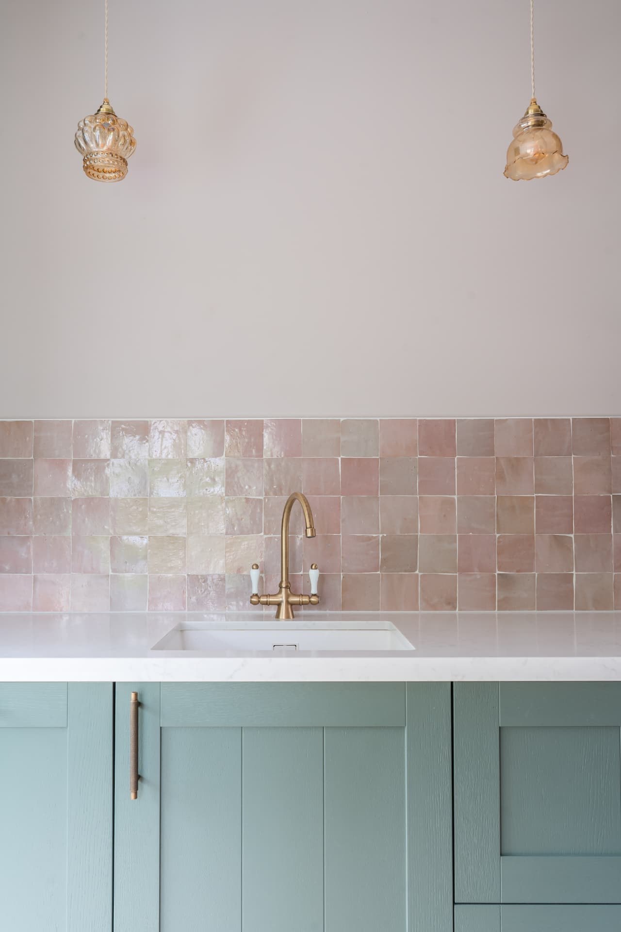 Gespoten hout fineer & roze tegeltjes, beeld 4