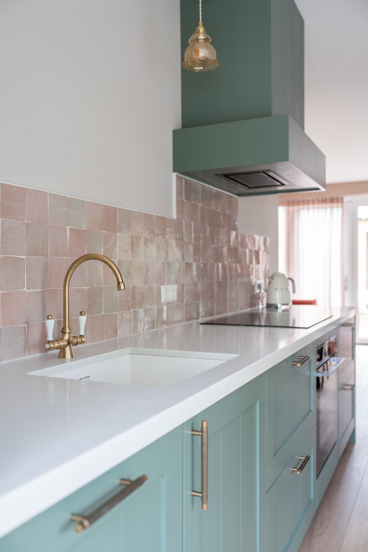 Gespoten hout fineer & roze tegeltjes