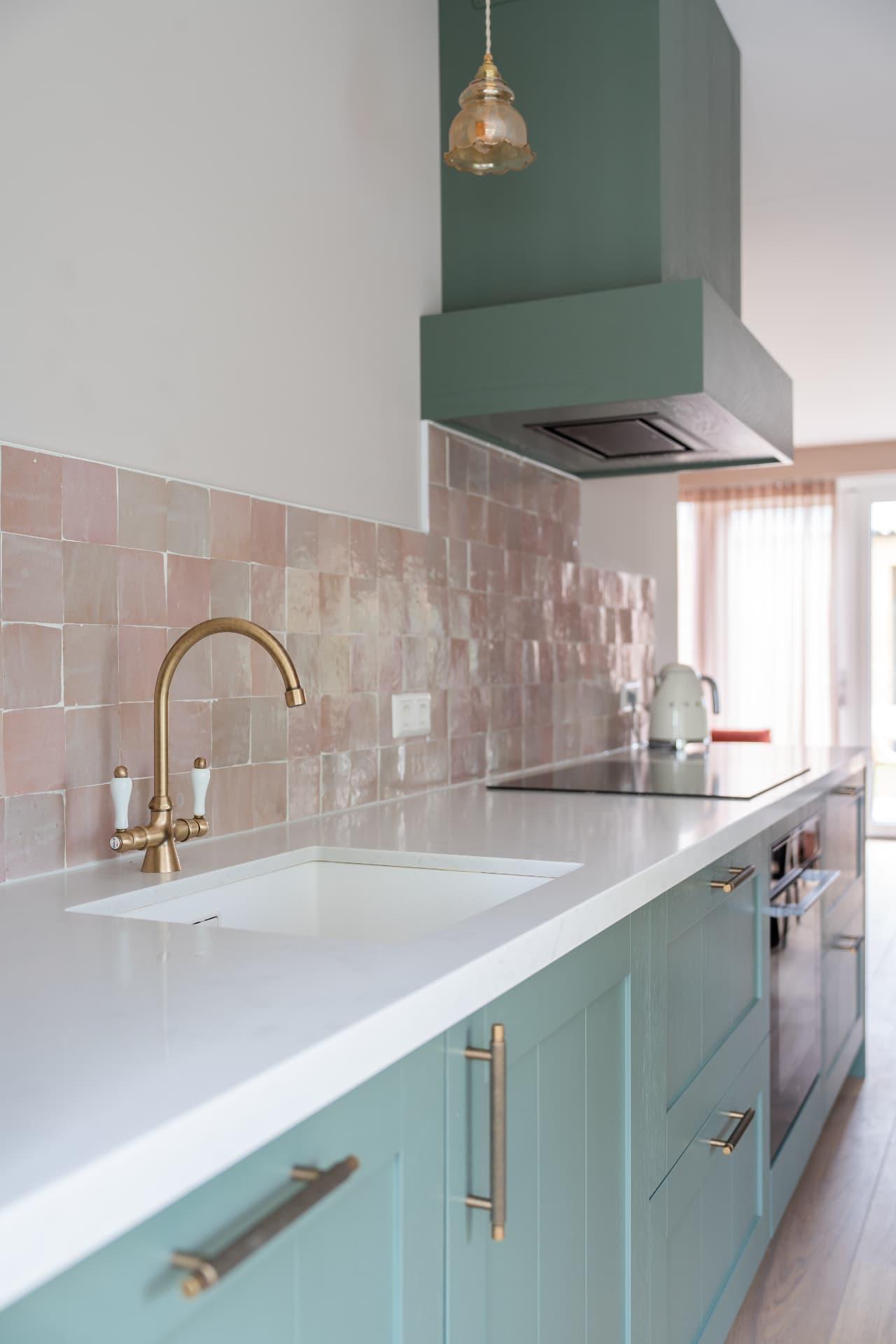 Gespoten hout fineer & roze tegeltjes