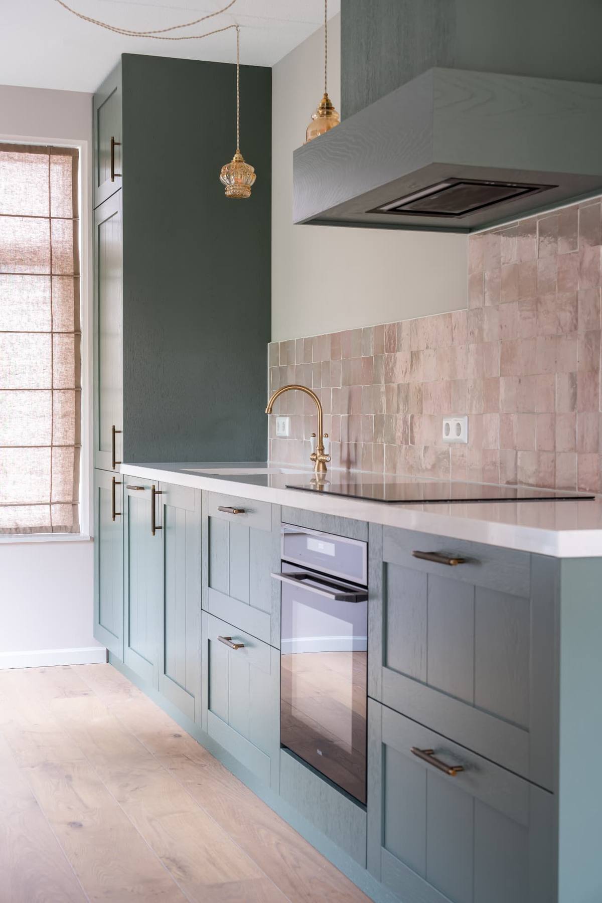 Gespoten hout fineer & roze tegeltjes — beeld 2