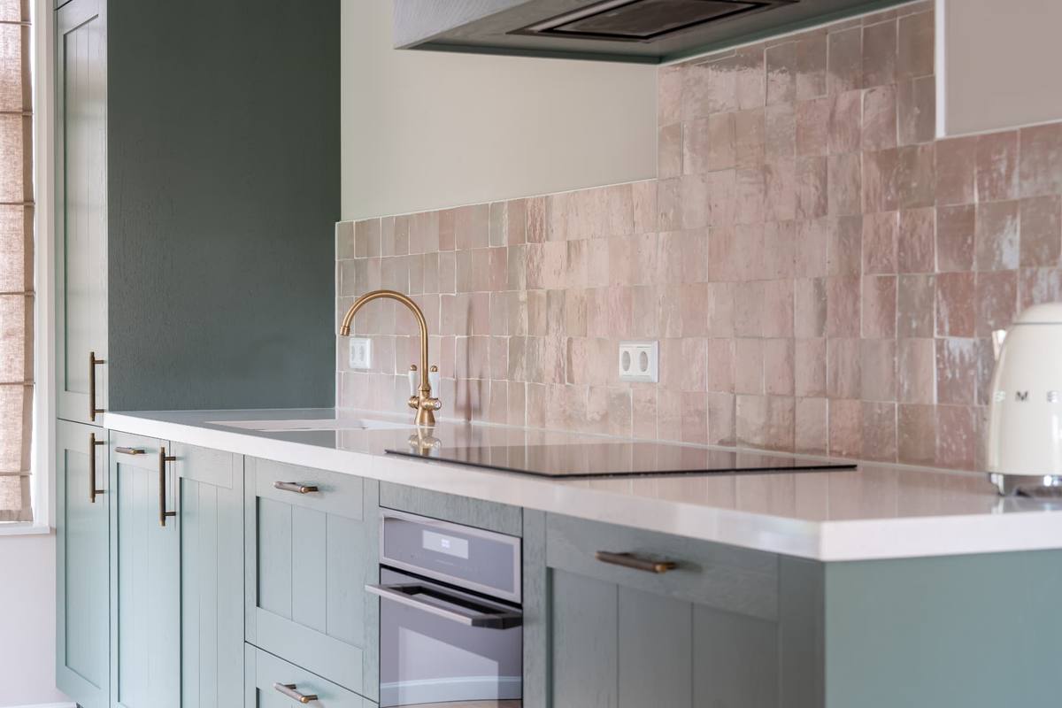Gespoten hout fineer & roze tegeltjes — beeld 3