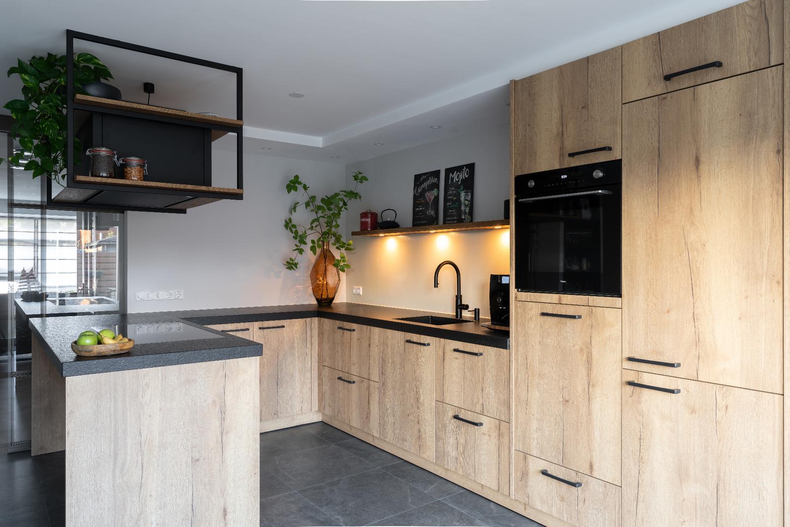 U-keuken - Industrieel - houtfineer en natuursteen