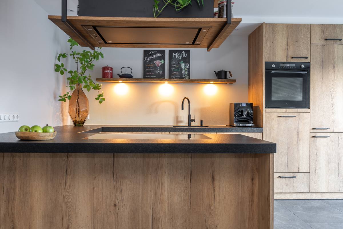 U-keuken - Industrieel - houtfineer en natuursteen — beeld 2