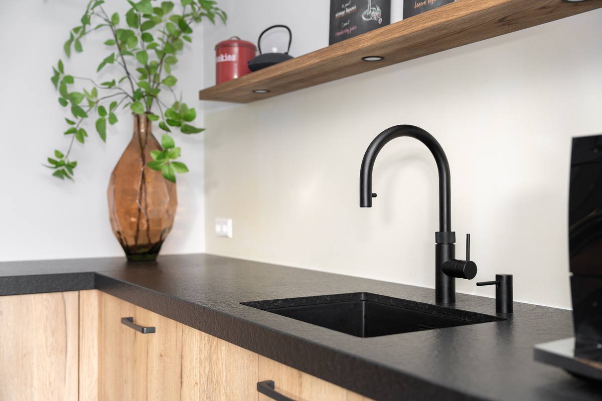 U-keuken - Industrieel - houtfineer en natuursteen — beeld 3