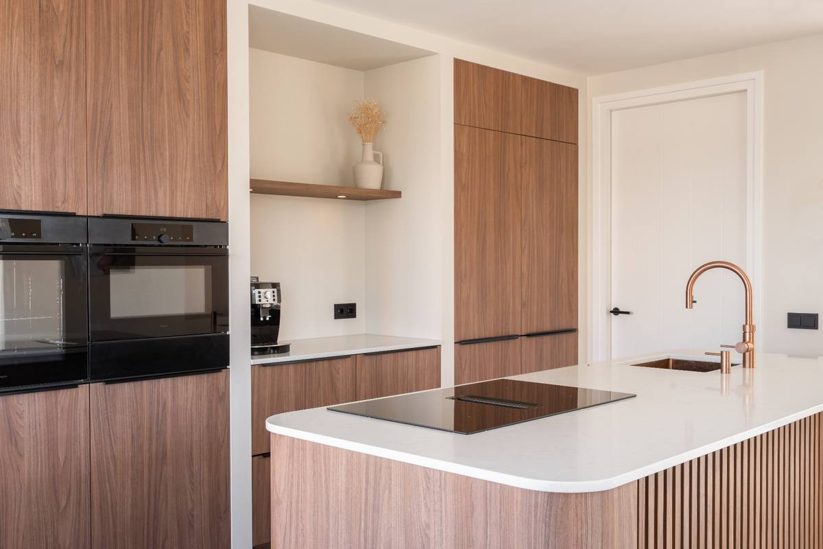 Keuken - Scandinavisch - Hout fineer latten & Composiet — beeld 1