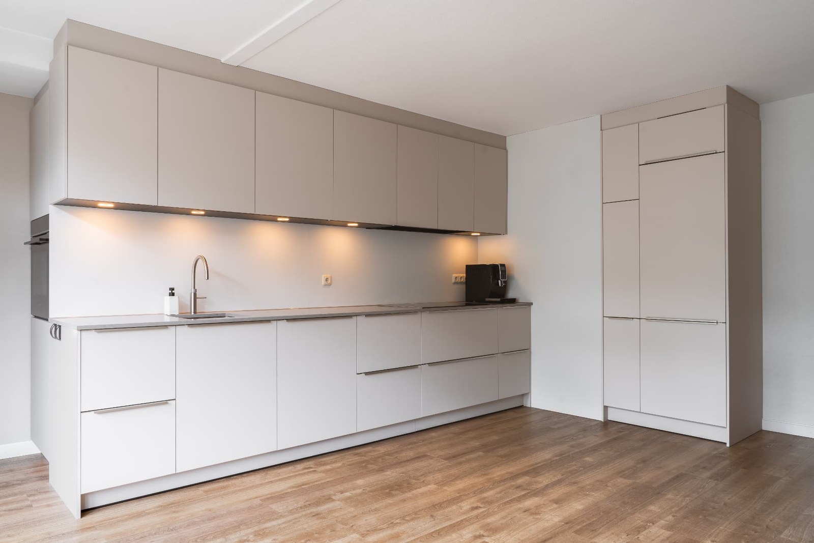 Kasjmier & Earth glans met Losstaande hoge kasten, beeld 2