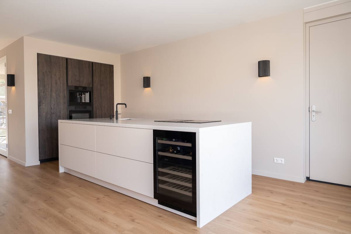 Kookeiland & ingebouwde hoge kasten — beeld 2