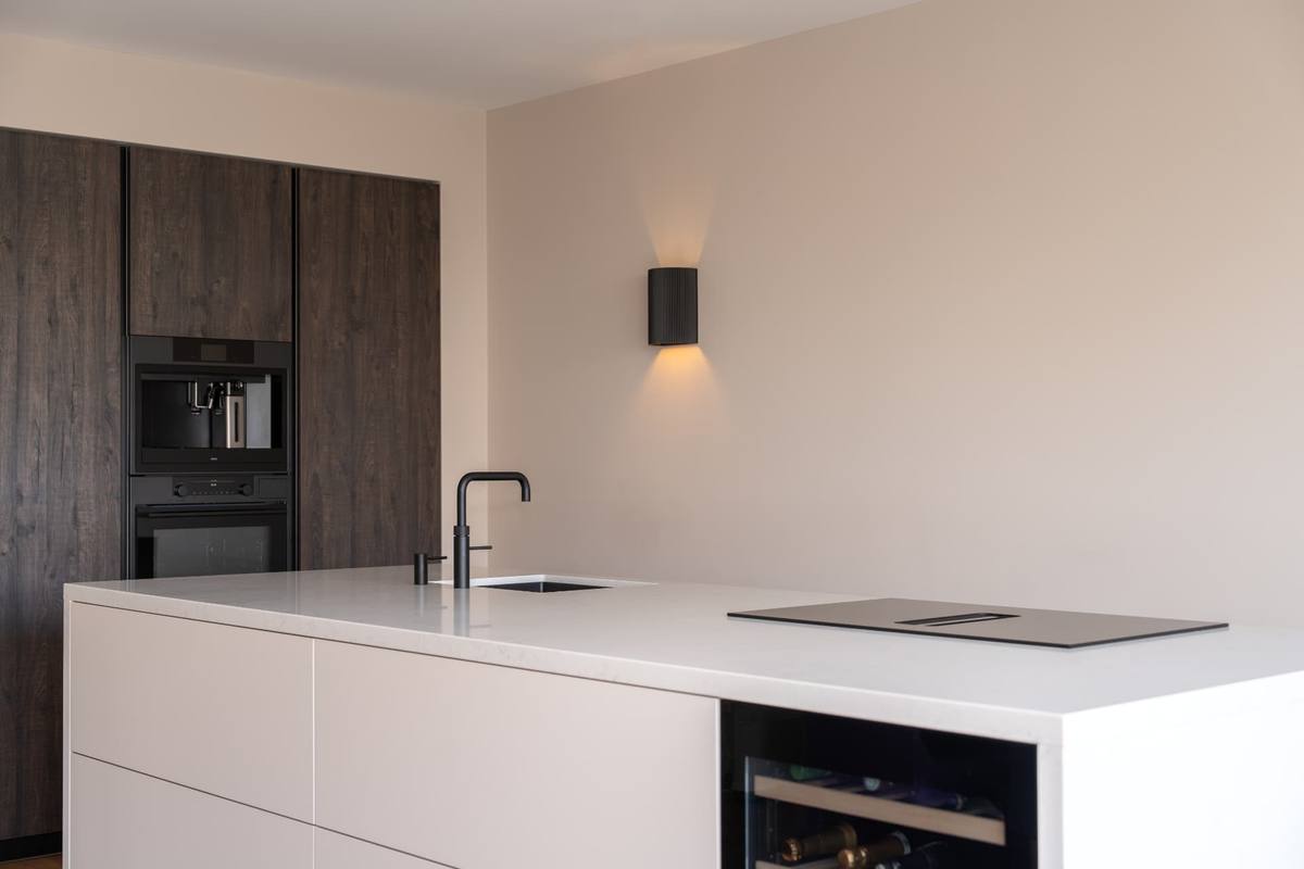 Kookeiland & ingebouwde hoge kasten — beeld 3