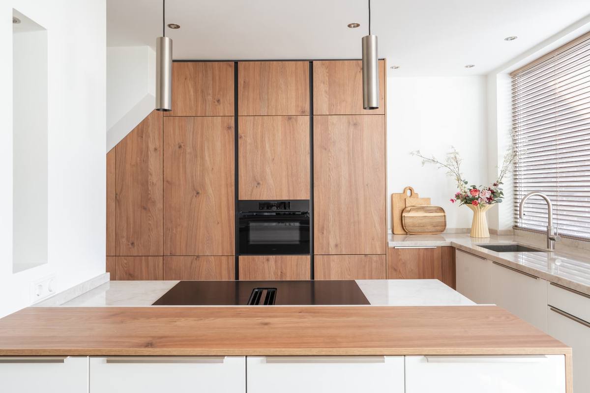 Eiken & alpine wit met een grafiet plint — beeld 2