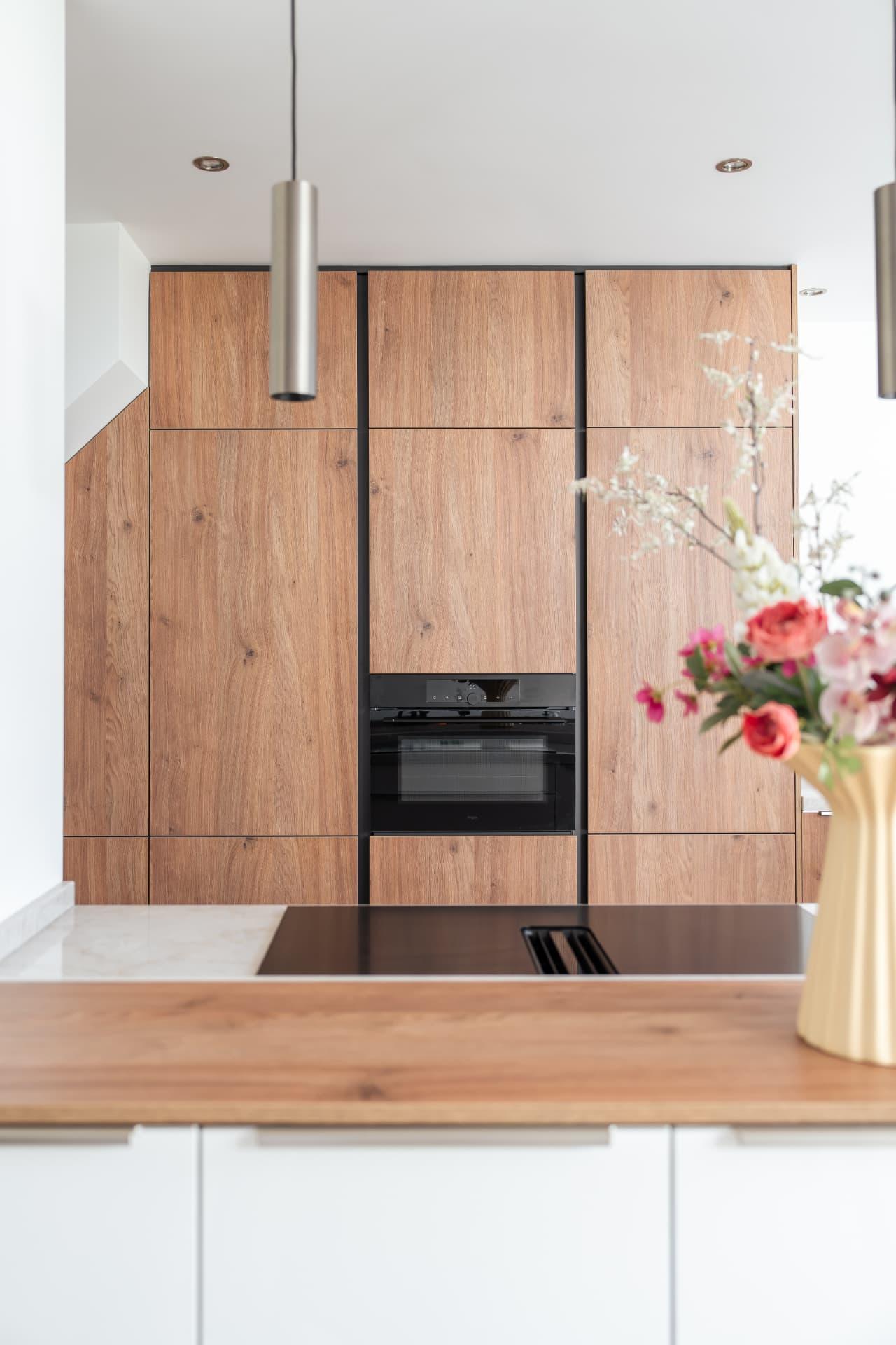 Eiken & alpine wit met een grafiet plint
