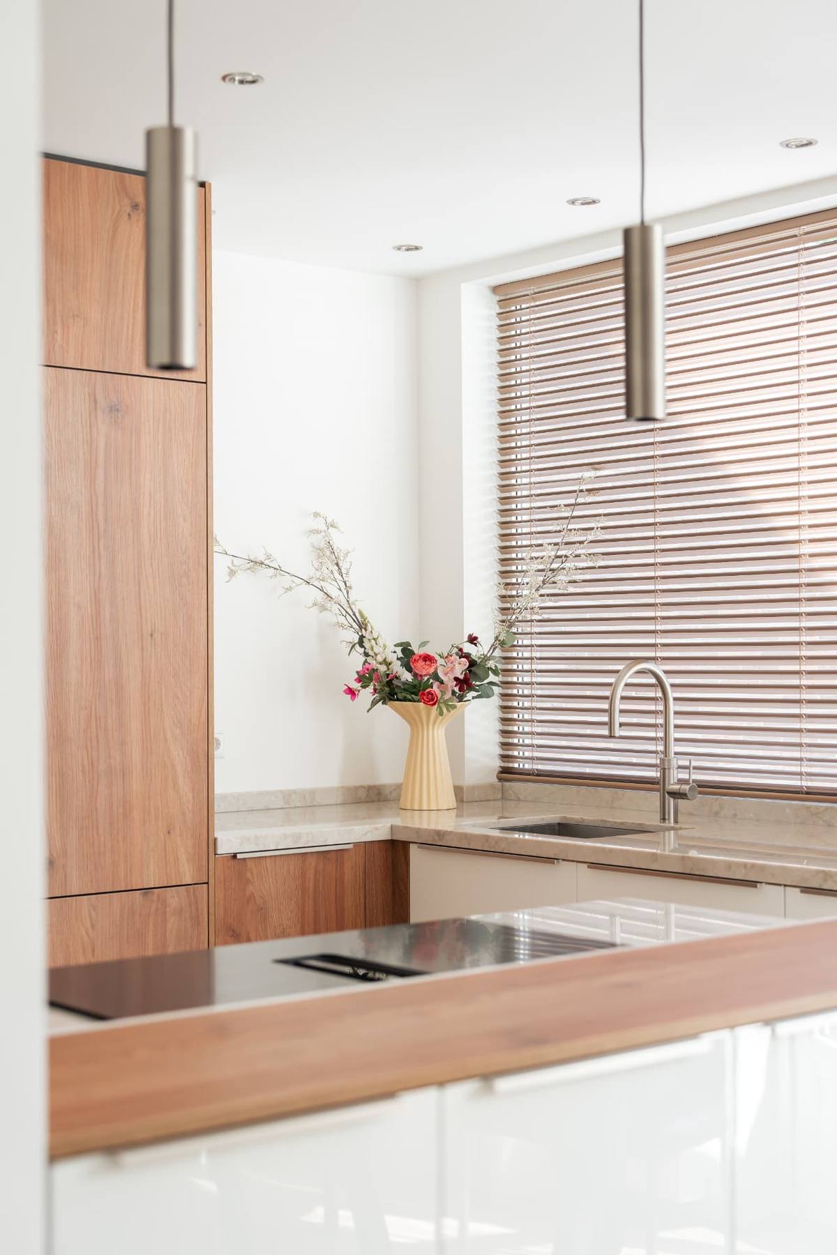 Eiken & alpine wit met een grafiet plint — beeld 3