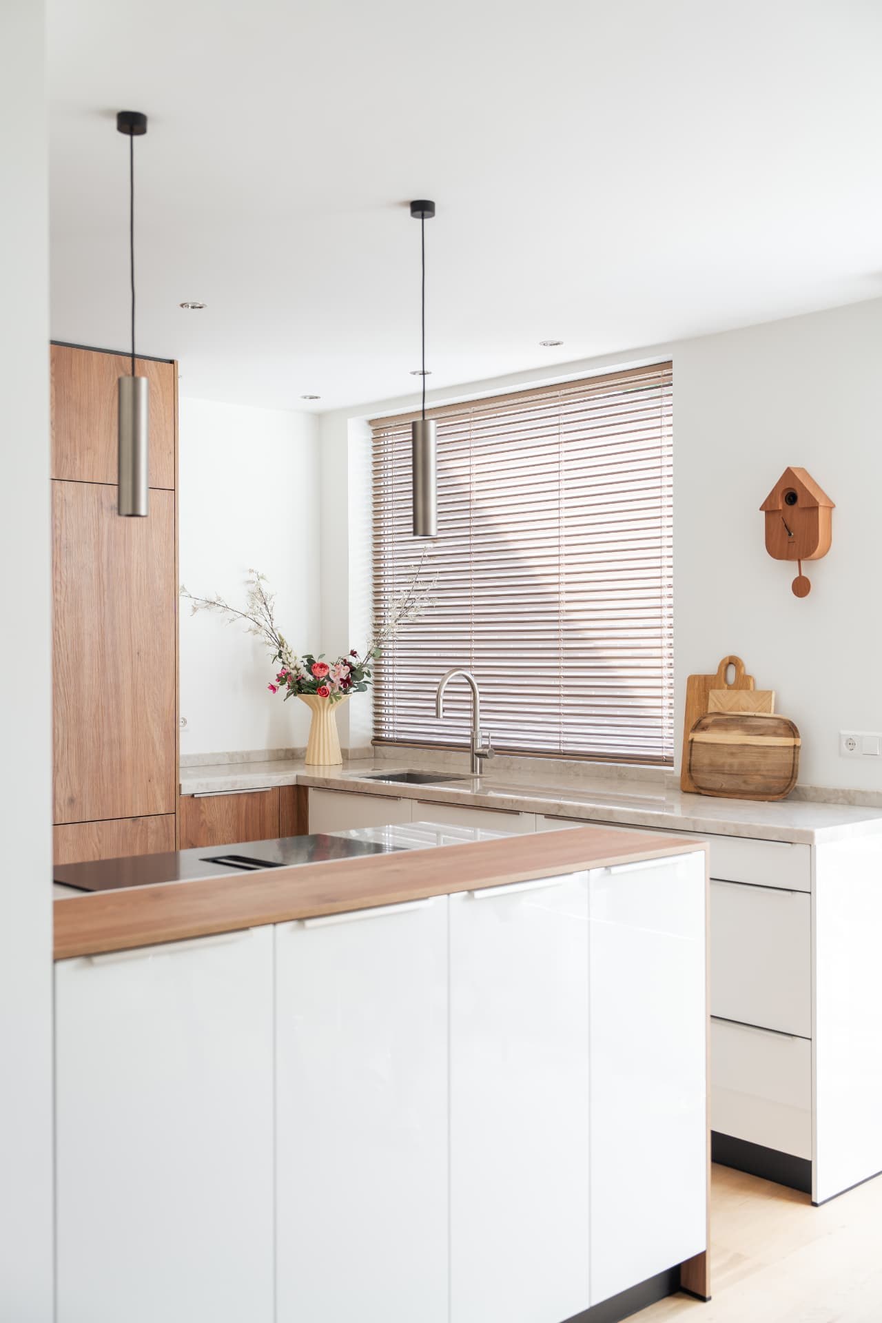 Eiken & alpine wit met een grafiet plint, beeld 4