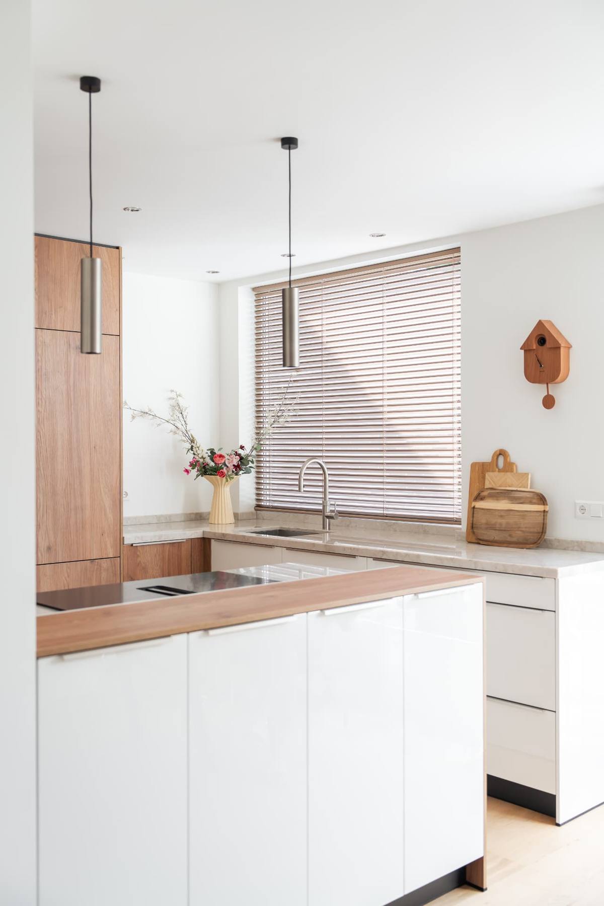 Eiken & alpine wit met een grafiet plint — beeld 4