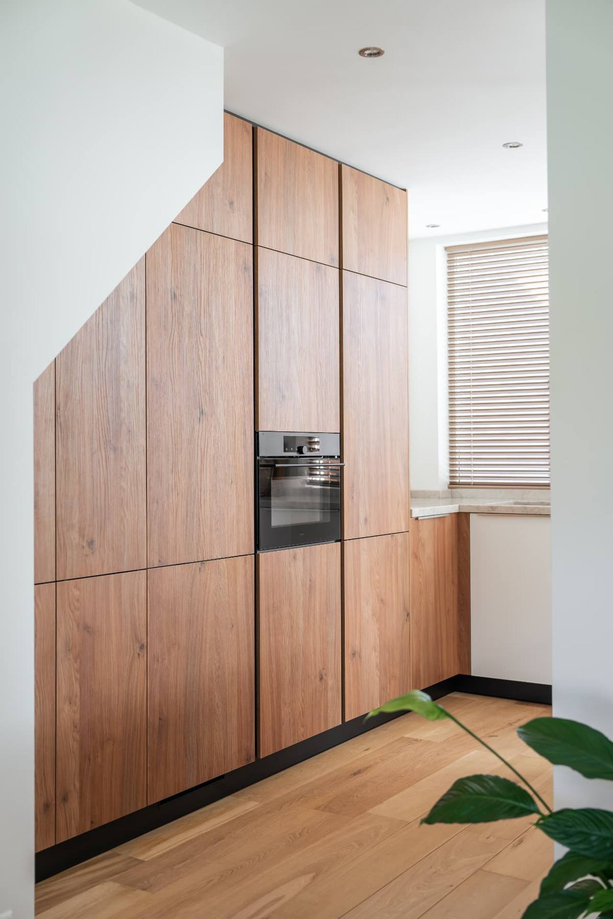 Eiken & alpine wit met een grafiet plint — beeld 5