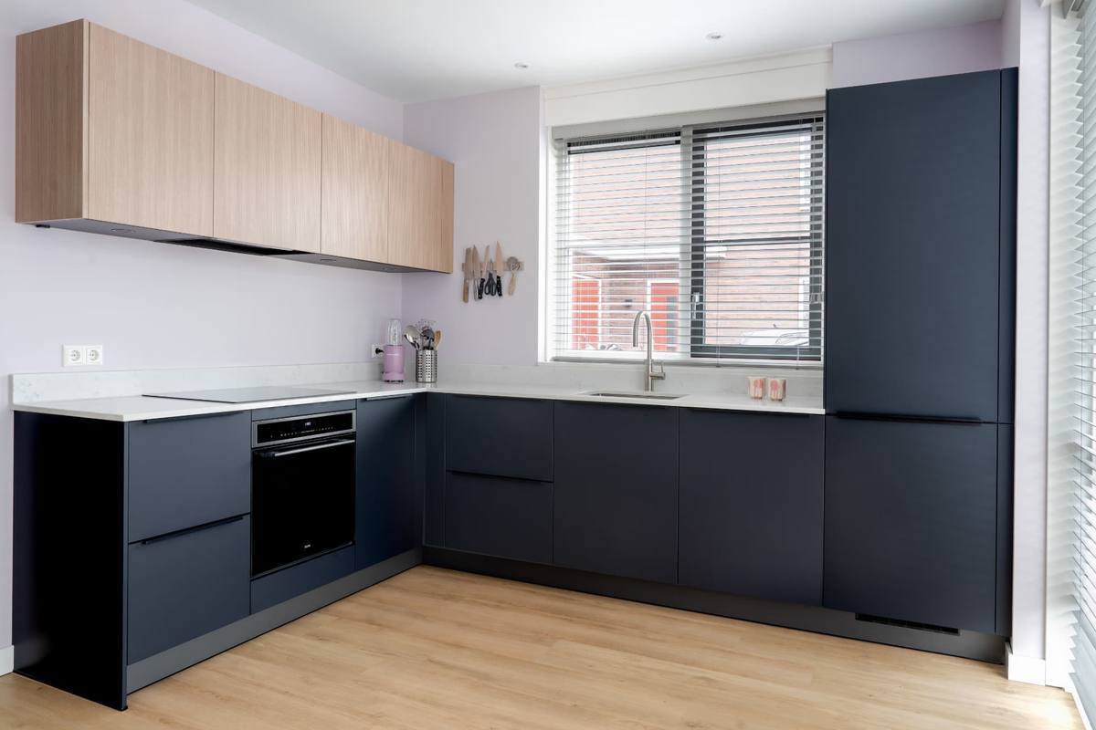 Zwart blauw & houten fineer bovenkasten — beeld 2