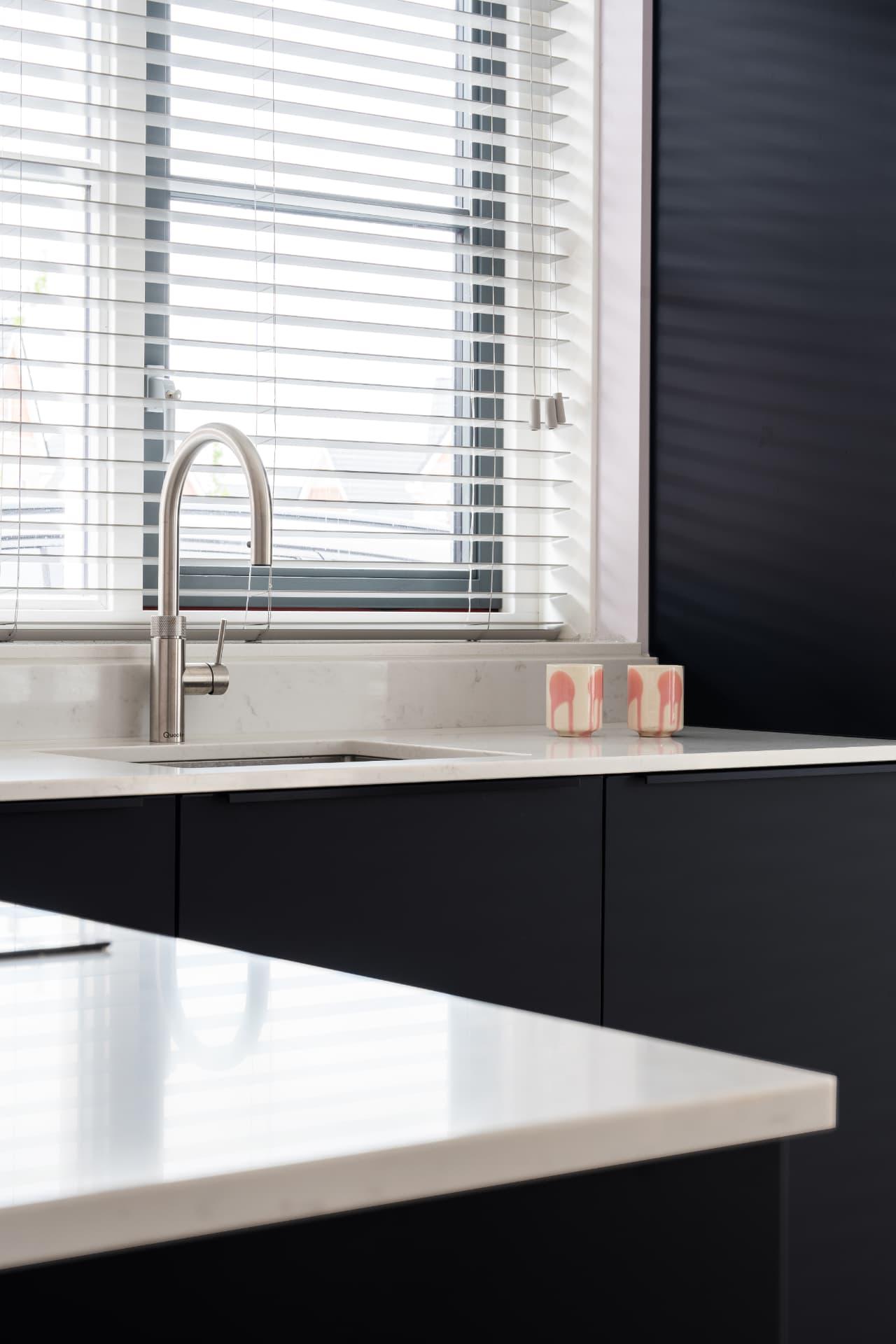Zwart blauw & houten fineer bovenkasten