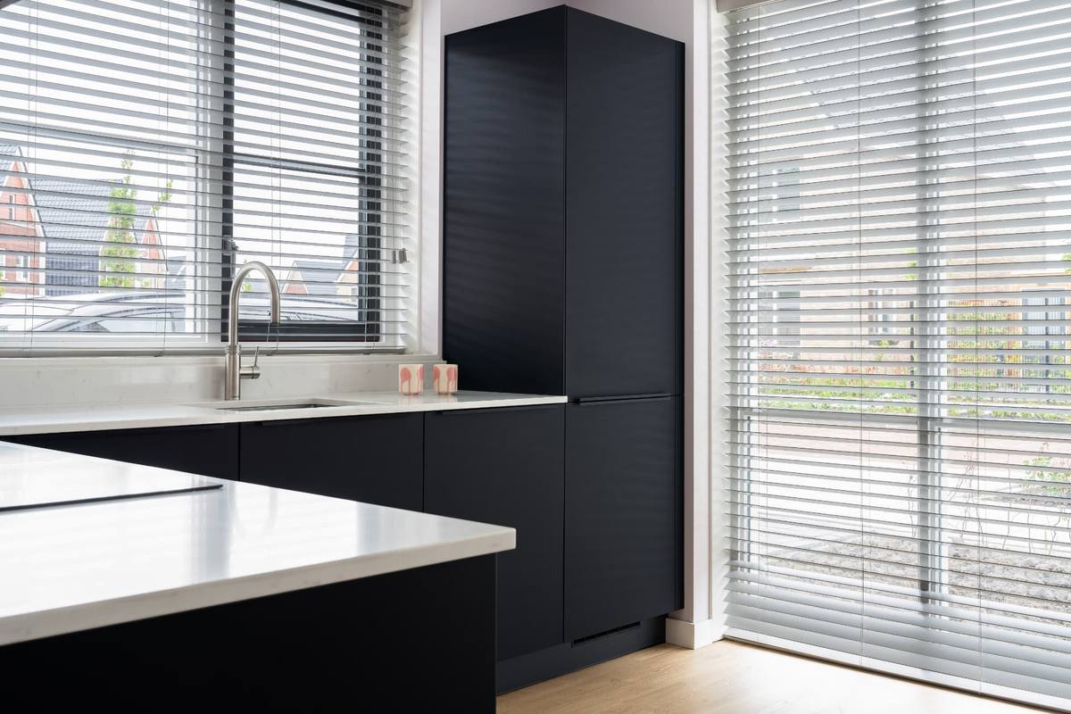 Zwart blauw & houten fineer bovenkasten — beeld 3
