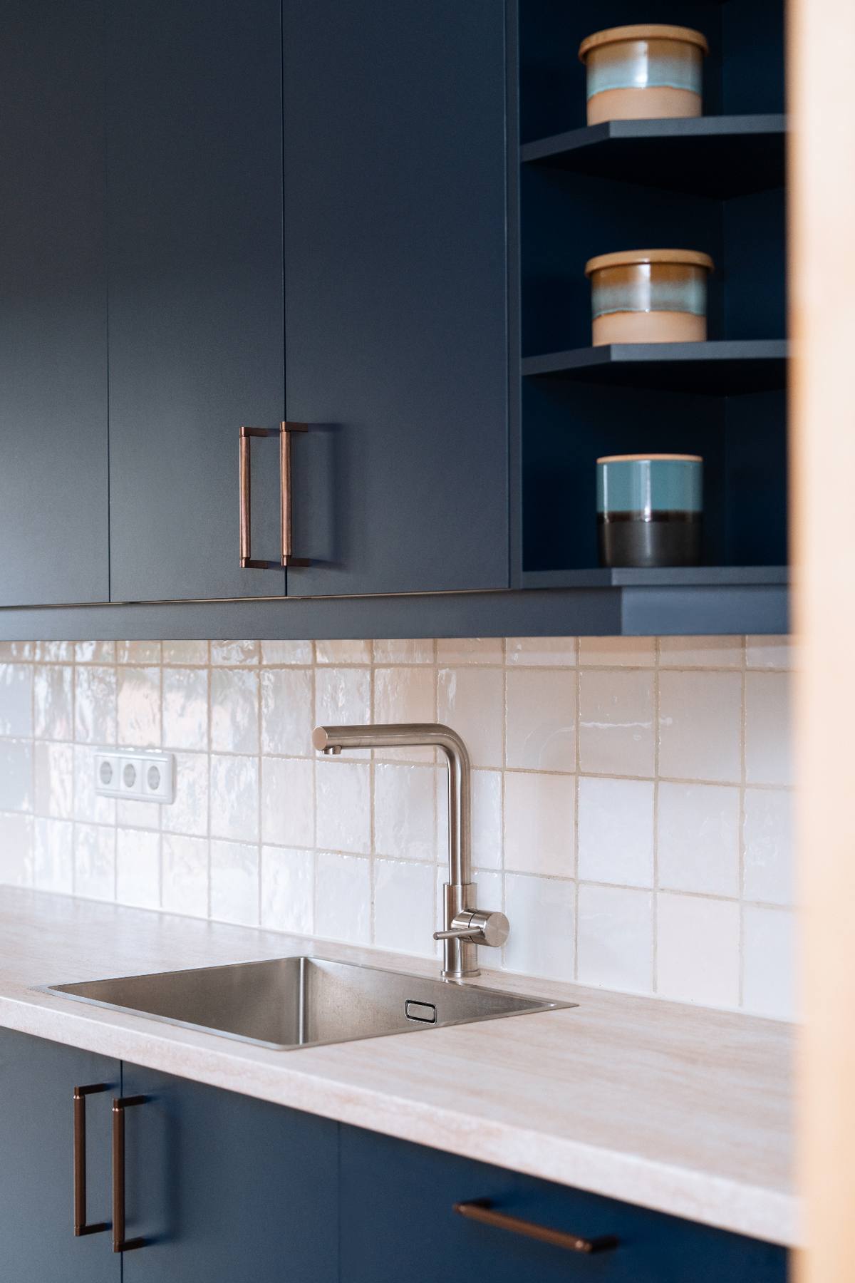 Renovatie keuken - Indigo blue & travertin — beeld 3