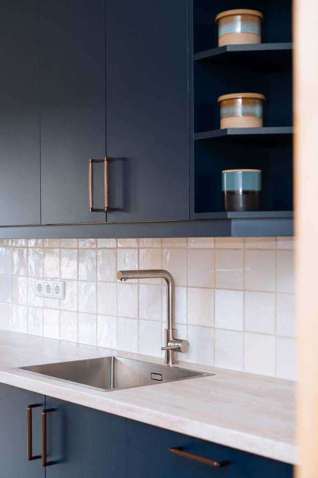 Renovatie keuken - Indigo blue & travertin — foto 3