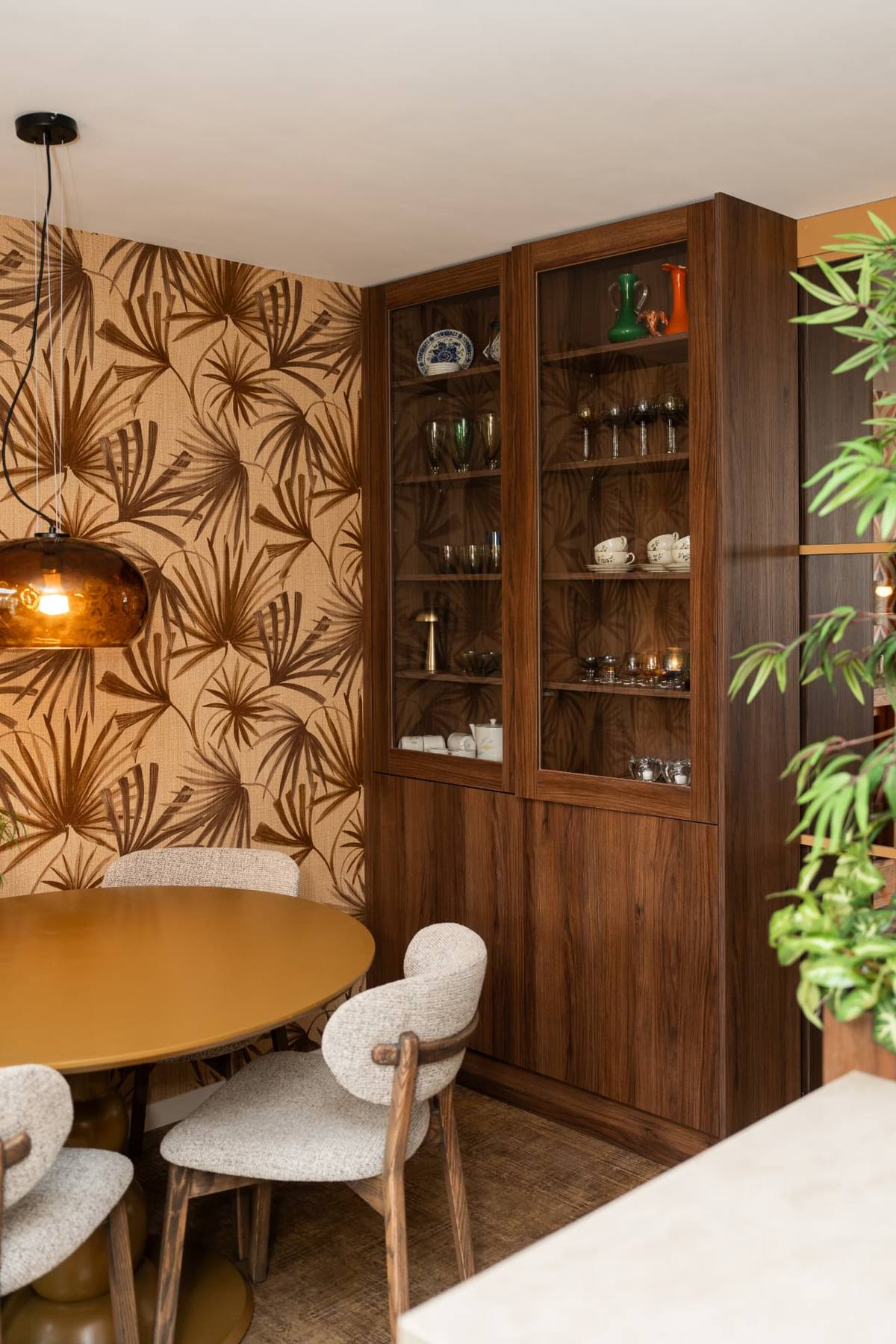 Walnoot & Arga gepolijst - koffie corner - servies kast - hoge kasten wand - bar - boekenkast — beeld 1