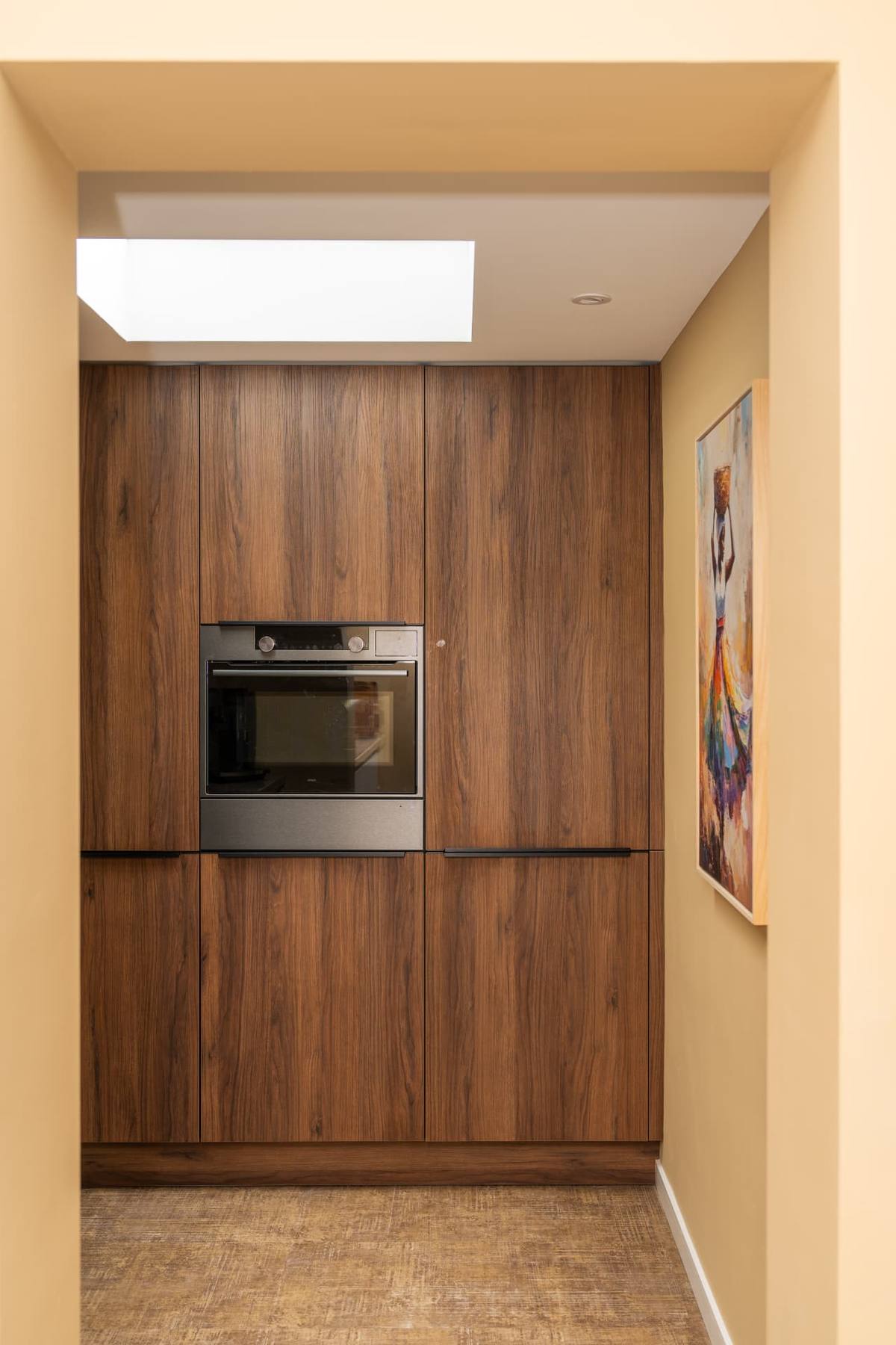 Walnoot & Arga gepolijst - koffie corner - servies kast - hoge kasten wand - bar - boekenkast — beeld 3