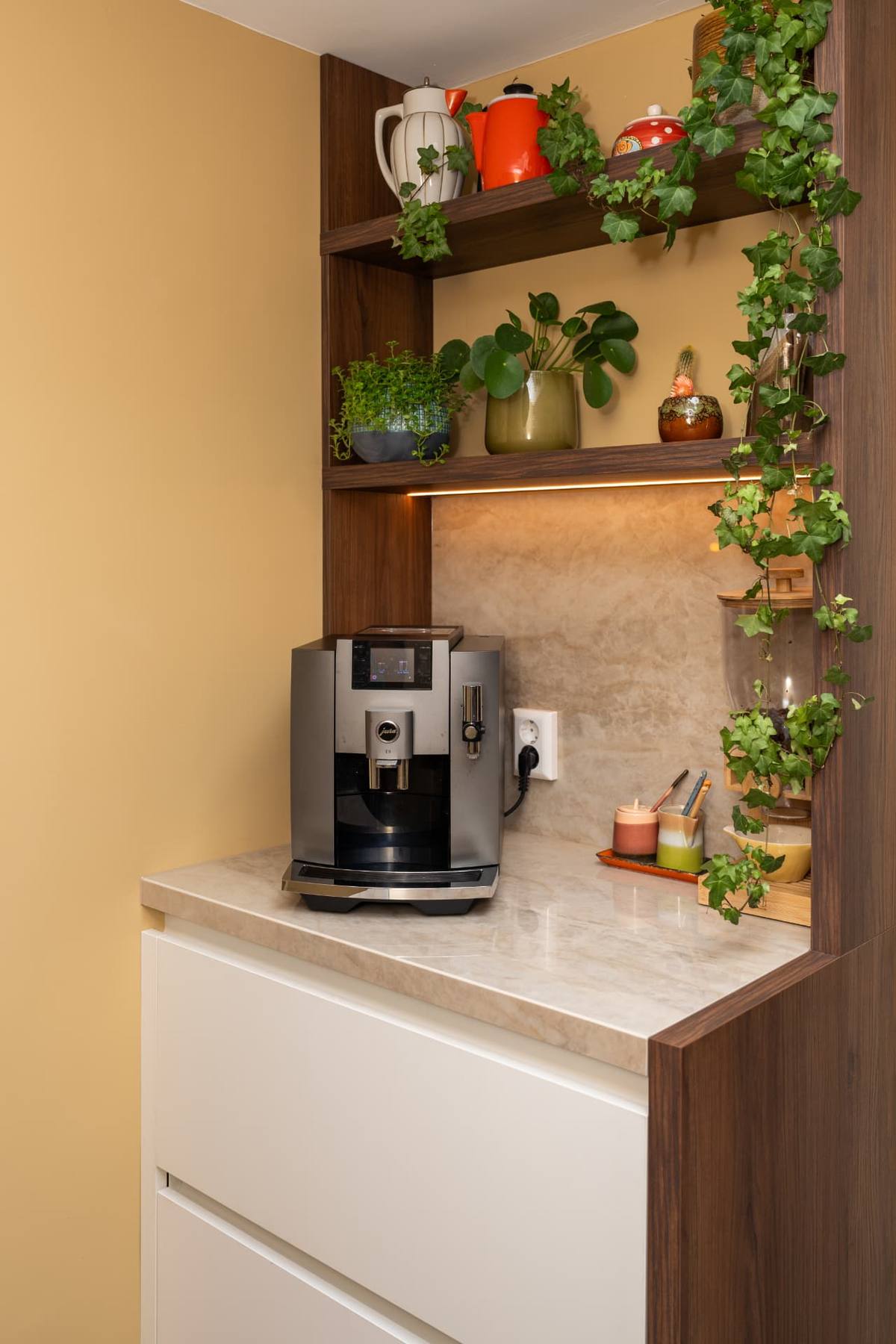Walnoot & Arga gepolijst - koffie corner - servies kast - hoge kasten wand - bar - boekenkast — beeld 4