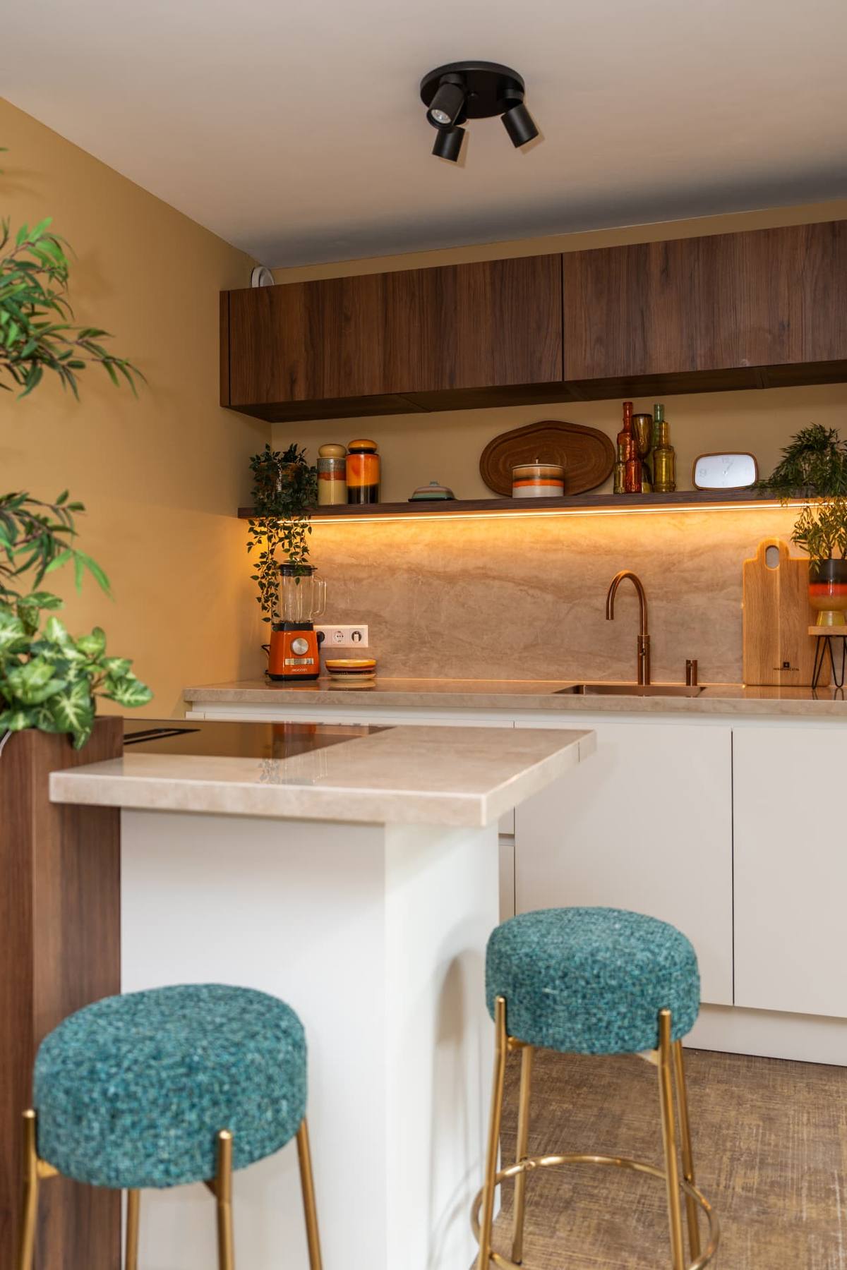 Walnoot & Arga gepolijst - koffie corner - servies kast - hoge kasten wand - bar - boekenkast — beeld 6