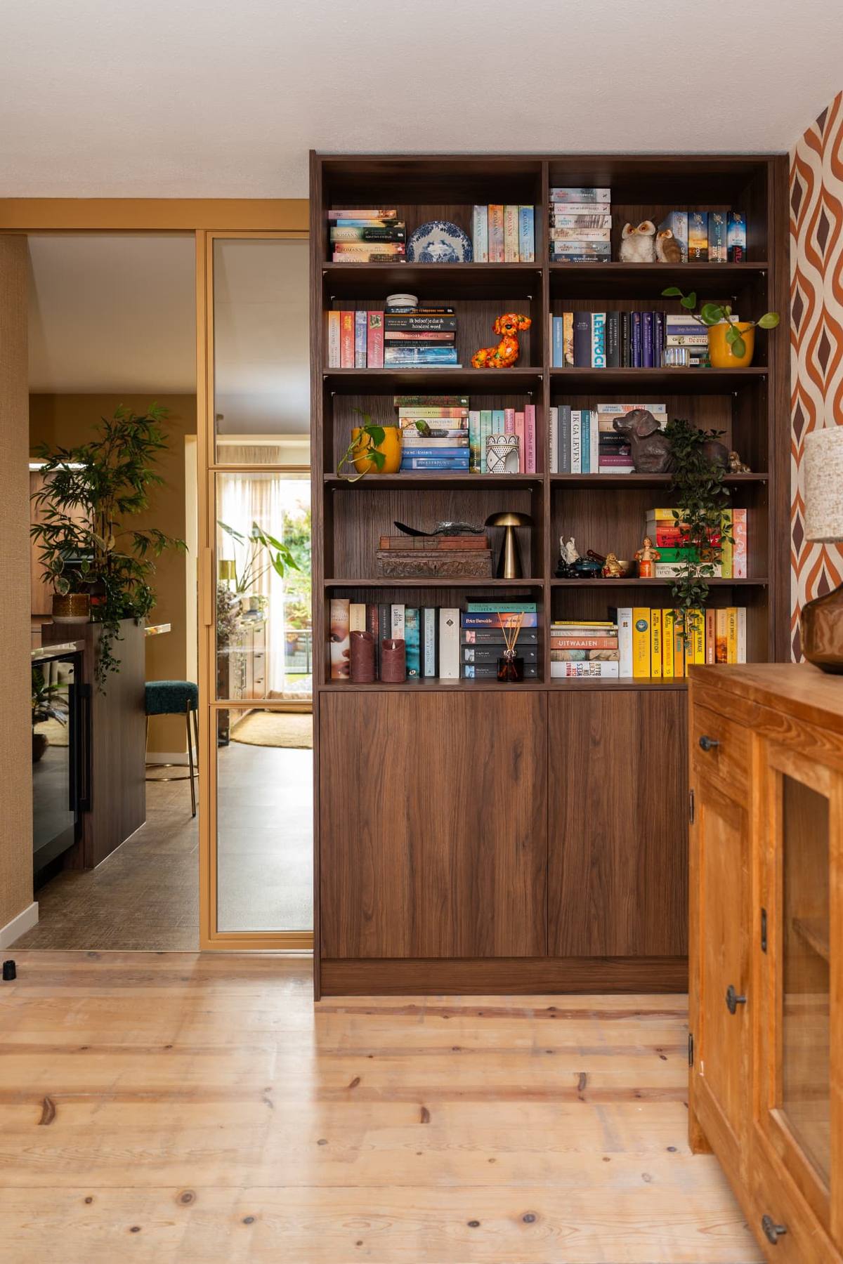 Walnoot & Arga gepolijst - koffie corner - servies kast - hoge kasten wand - bar - boekenkast — beeld 7