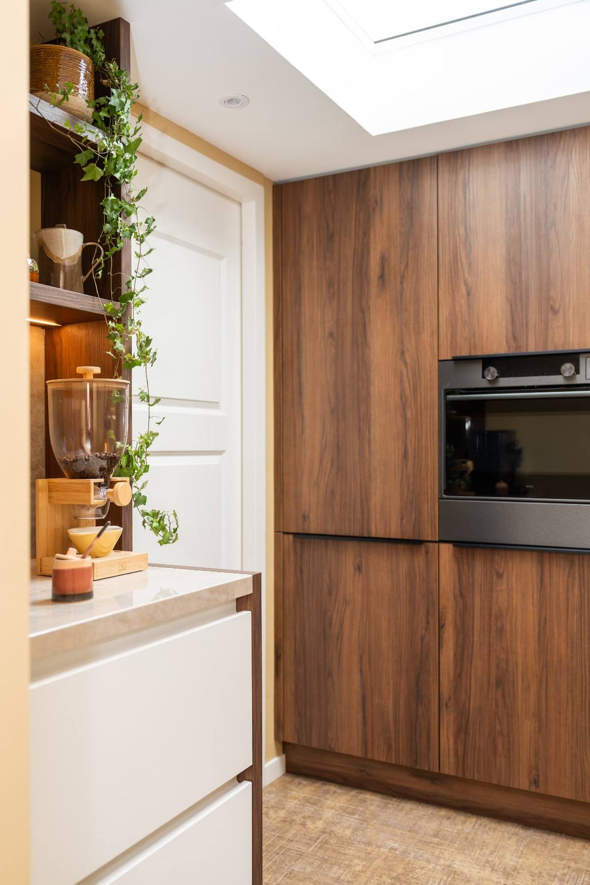 Walnoot & Arga gepolijst - koffie corner - servies kast - hoge kasten wand - bar - boekenkast — beeld 8