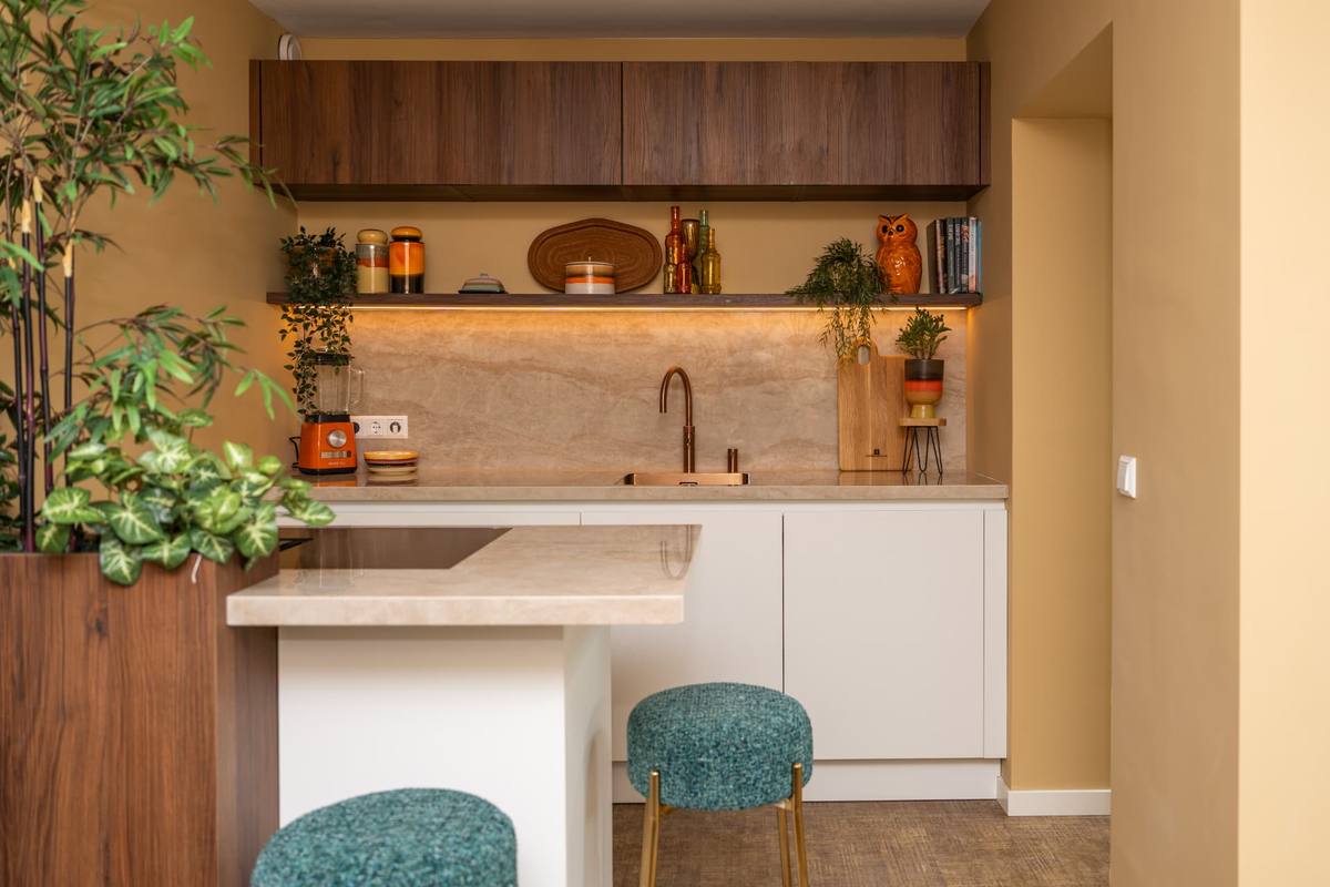 Walnoot & Arga gepolijst - koffie corner - servies kast - hoge kasten wand - bar - boekenkast — beeld 9