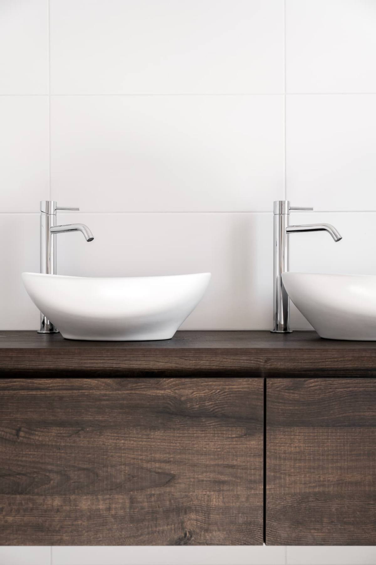 Wastafel donkere - hout look — beeld 1